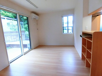 【居間・リビング】 | サンストラール | 南西向きリビングダイニングキッチン11.1帖☆専用庭に繋がる角部屋二面採光のお部屋です♪エアコン付きで1年中快適に過ごせますね☆