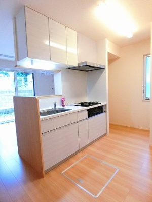 【キッチン】 | サンストラール | グリル付き3口ガスコンロのシステムキッチンです☆換気のできる窓付きでお料理の匂いもこもりません！床下収納も完備しています◎