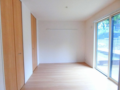 【洋室】 | サンストラール | 南西向き洋室5.3帖☆専用庭に繋がるお部屋です！壁にはピクチャーレールがあり、絵や写真が飾れます☆ハンガー掛けとしても便利！