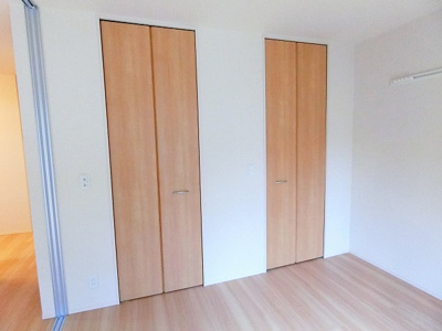 【洋室】 | サンストラール | 南西向き洋室5.3帖☆ワンステップクローゼットとクローゼットがあります！お洋服の多い方もお部屋が片付いて快適に過ごせますね♪