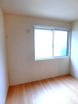 【洋室】 | サンストラール | 洋室4.6帖☆玄関側にある二面採光の角部屋です♪ベッドを置いて寝室にするのもオススメです☆