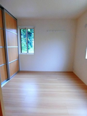 【洋室】 | サンストラール | 洋室4.6帖☆クローゼットと収納スペースがあります♪お洋服やお荷物が収納できて、整理しやすくなりますね☆