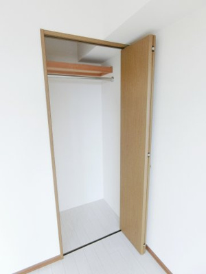 【内装】 | リブコート神戸山の手 | 南側洋室はクローゼット2ヶ所