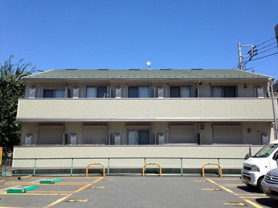 【外観】 | Philia Flats M・I/フィリアフラッツ | 東急東横線「綱島」駅徒歩1分！商店街を抜けた先にある好立地の2階建てアパートです♪通勤通学はもちろん、お買い物やお出かけにもGood☆