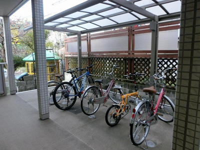 【その他共用部分】 | Philia Flats M・I/フィリアフラッツ | 屋根付きの駐輪場で雨が降っても大切な自転車が濡れなくてすみますね♪自転車はちょっとした移動手段に便利ですよ！