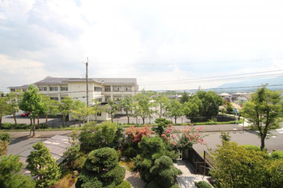【展望】 | 大津市仰木の里東7丁目3-21　中古戸建 | 二階から庭越しに目の前の学校が確認できます。