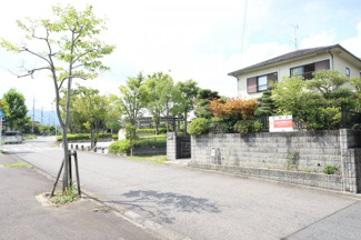【前面道路含む現地写真】 | ゆったり前面道路、隣の公園も確認できます。