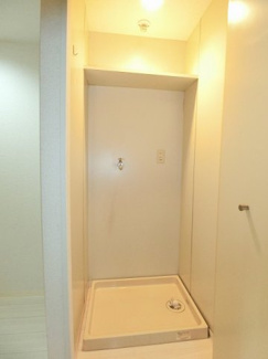 【展望】 | ダイニングキッチンにある室内洗濯機置き場です♪防水パンが付いているので万が一の漏水にも安心です！上部に便利な収納棚付き♪扉付きで使わない時はすっきり収納できます♪