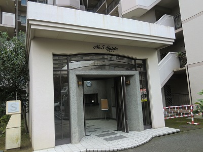 フラワータウン・アミル21サルビア館のエントランス