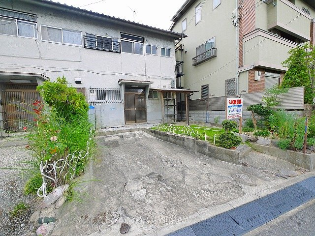 岡本貸家の駐車場|カースペースがあります