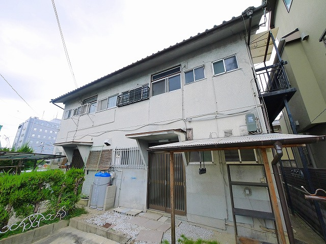 岡本貸家の外観|木造二階建てです