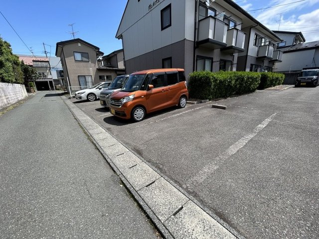 ヴェルデューラNi-noの駐車場