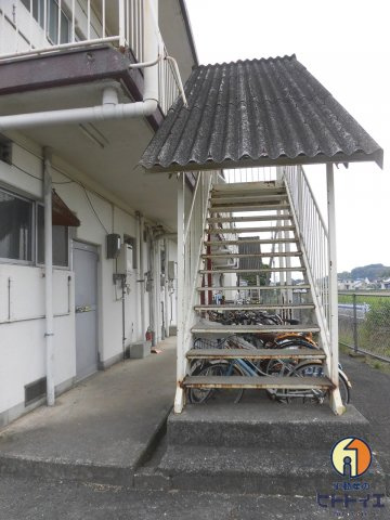 コーポ三共Bのその他共用部分|2階へ続く階段です