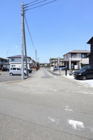 鴻巣市稲荷町の売地の前面道路含む現地写真|物件の東側道路の写真です。南側から撮影しています。物件は左側です。2019年6月14日12:30頃撮影。