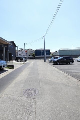 鴻巣市稲荷町の売地の前面道路含む現地写真|物件の東側道路の写真です。北側から撮影しています。物件は右側です。2019年6月14日12:30頃撮影。