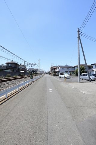 鴻巣市稲荷町の売地の前面道路含む現地写真|物件の南側道路の写真です。物件は右側です。左側（南側）は線路なので建物が建つこともなく日当たりは確保されますね。2019年6月14日12:30頃撮影。