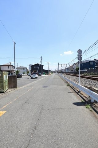 鴻巣市稲荷町の売地の前面道路含む現地写真|物件の南側道路の写真を反対側から撮影。物件は左側です。2019年6月14日12:30頃撮影。