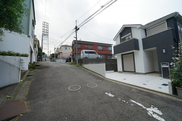 保土ヶ谷区瀬戸ヶ谷町　新築戸建【成約】の前面道路含む現地写真|南側約6ｍの道路に面し、お車の出し入れもらくらく。