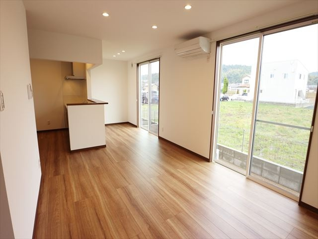 アイリス Bの居間・リビング