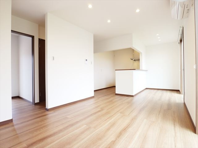 アイリス Bの居間・リビング