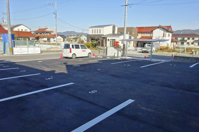 アイリス Bの駐車場