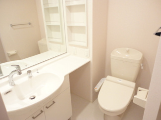 【トイレ】 | ノール リヴィエール ドゥ  | 落ち着いた色調のトイレです