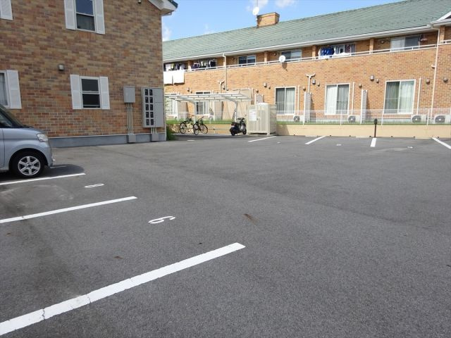 シャレーコーセイ参番館の駐車場