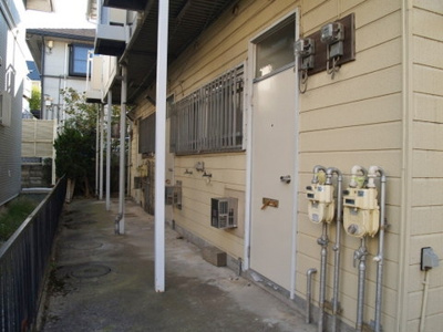 【エントランス】 | 百合ハイツ | 敷地に入ってすぐの角のお部屋です☆角部屋なので快適に過ごせますね♪