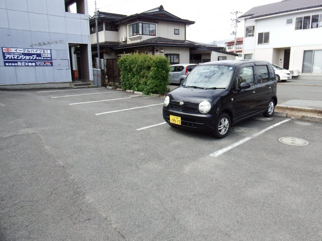 イーグルハイツ21の駐車場
