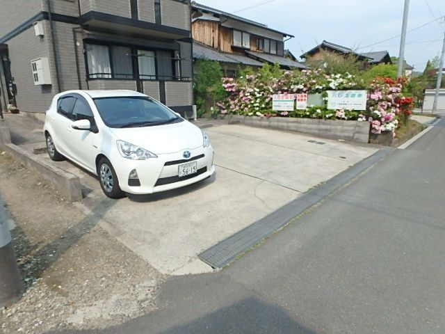 パレス御幸の駐車場
