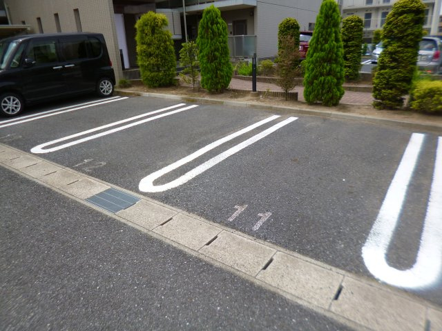 グラシューズの駐車場