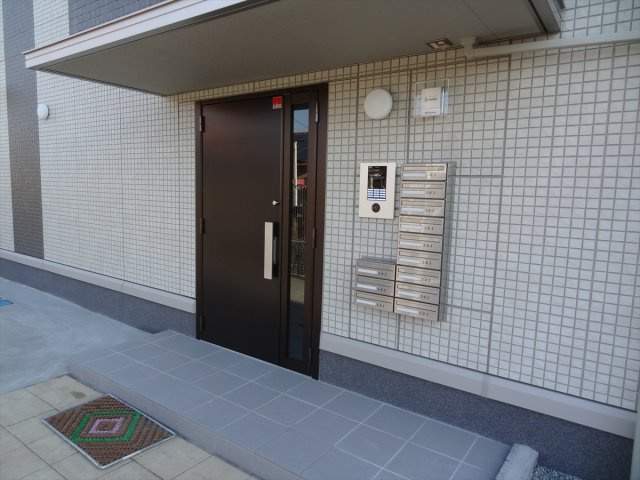 ラルーチェAのエントランス
