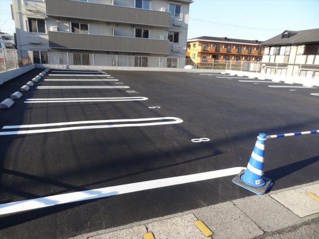 ラルーチェAの駐車場