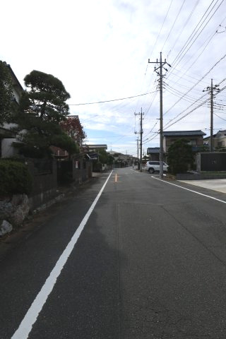 鴻巣市生出塚１丁目の売地の前面道路含む現地写真