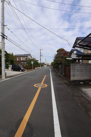 鴻巣市生出塚１丁目の売地の前面道路含む現地写真