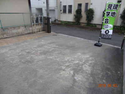 【駐車場】 | 現地見学会　さいたま市緑区三室再生中古住宅／南西道路に面する駐車並列2台 | 駐車場の用意があります