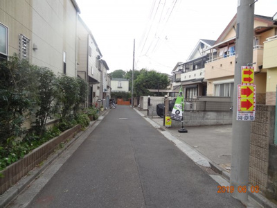 【前面道路含む現地写真】 | 現地見学会　さいたま市緑区三室再生中古住宅／南西道路に面する駐車並列2台 | 前面道路含む現地写真です