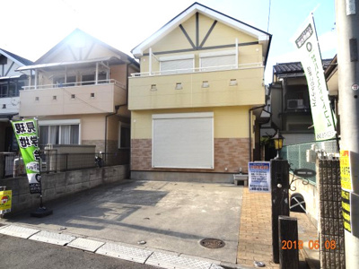 【外観】 | 現地見学会　さいたま市緑区三室再生中古住宅／南西道路に面する駐車並列2台 | きれいな外観です。再生中古住宅です。南西道路の為、陽当り良好です。並列駐車2台可能で、来客用にも便利です。