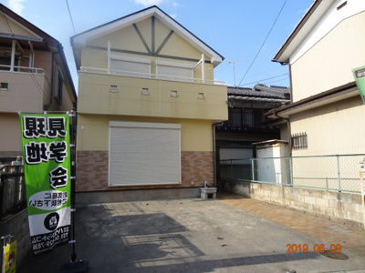 【外観】 | 現地見学会　さいたま市緑区三室再生中古住宅／南西道路に面する駐車並列2台 | 再生中古住宅です。南西道路の為、陽当り良好です。並列駐車2台可能で、来客用にも便利です。
