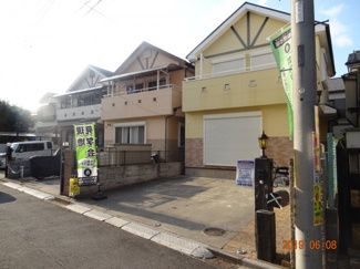 【前面道路含む現地写真】 | 再生中古住宅です。南西道路の為、陽当り良好です。並列駐車2台可能で、来客用にも便利です。