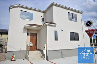 【外観】 | 1号棟　現地（2019年8月）撮影
堂々完成しました！即入居可♪
敷地面積123.63㎡（37.40坪）。
駐車2台可能です。