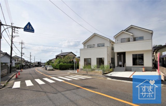 【前面道路含む現地写真】 | 1号棟　現地（2019年8月）撮影
1号棟は西南角地♪
前面道路は西側幅員約6.0mと東側幅員約12.0ｍの公道。