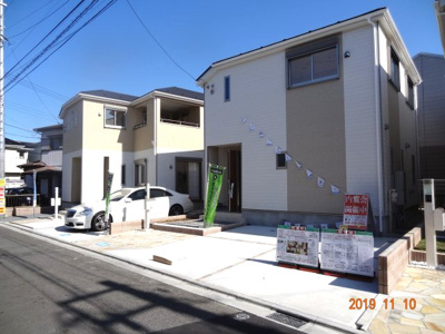 【前面道路含む現地写真】 | 現地見学会　さいたま市緑区三室　住宅性能評価書付土地広々駐車並列2台の新築分譲住宅全４棟・残1棟 | 土地広々45坪、建物広々36坪、駐車並列2台の耐震実証実験震度７相当検証済み。新築の戸建て物件で夢のマイホーム生活をおくりましょう。室内環境を左右する基礎も、ベタ基礎となっているので安心です。