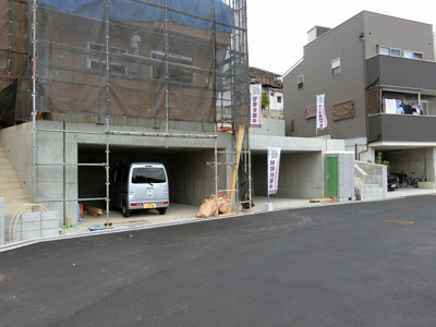【前面道路含む現地写真】 | 豊中市春日町二丁目新築戸建て　モデルハウス | 【現地写真】
前面道路約7メートル♪
駐車ラクラク♪