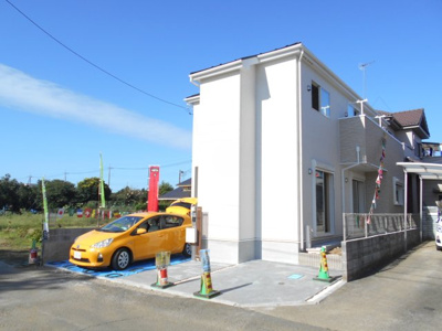 【外観】 | 新築 伊奈町 小室 全1棟 現地見学会  | ・伊奈中央駅徒歩14分・駐車場2台並列・東南向き・4LDKとﾙｰﾌﾜｲﾄﾞﾊﾞﾙｺﾆｰ・小室小・