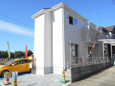 【駐車場】 | 新築 伊奈町 小室 全1棟 現地見学会  | ・伊奈中央駅徒歩14分・駐車場2台並列・東南向き・4LDKとﾙｰﾌﾜｲﾄﾞﾊﾞﾙｺﾆｰ・小室小・
