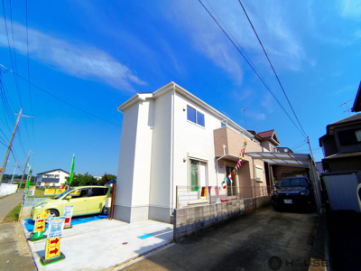 【駐車場】 | 新築 伊奈町 小室 全1棟 現地見学会  | 駐車場並列2台。・伊奈中央駅徒歩14分・駐車場2台並列・東南向き・4LDKとﾙｰﾌﾜｲﾄﾞﾊﾞﾙｺﾆｰ・小室小・