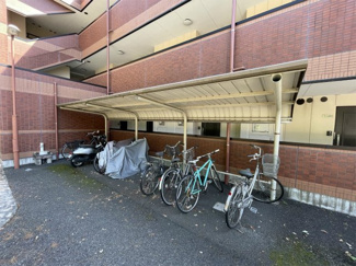 【その他共用部分】 | 屋根付きの駐輪場があるので雨が降っても安心です☆荷物が重いときに自転車があれば助かりますね！