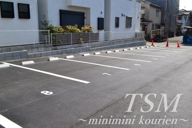 セラフィーメゾン香里園の駐車場