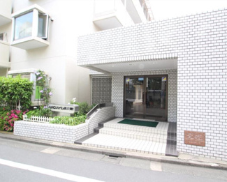 【エントランス】 | 京浜急行線「六郷土手」駅徒歩9分と好立地！